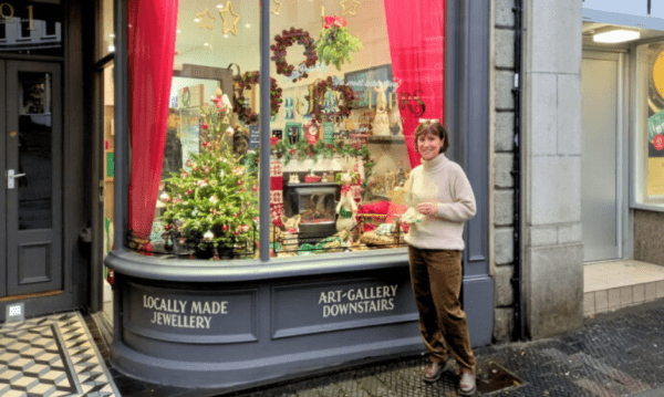 „Bezaubernder Weihnachtseinkauf: Entdecken Sie den Deko-Wettbewerb im Schaufenster“